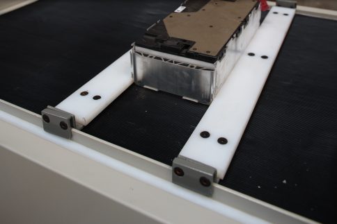 batería de litio colocada en mesa de reparación con sistema de guiado