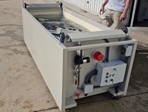 sistema de inmersión para baterías de litio con depósito de agua en entorno industrial