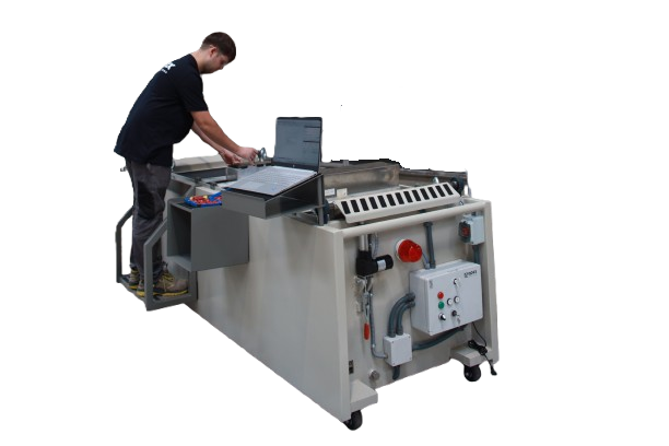 mesa de reparación de baterías de litio con operario trabajando